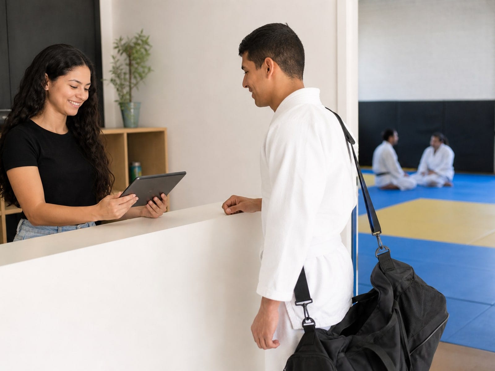 Alunos fazendo check-in antes de entrar no tatame