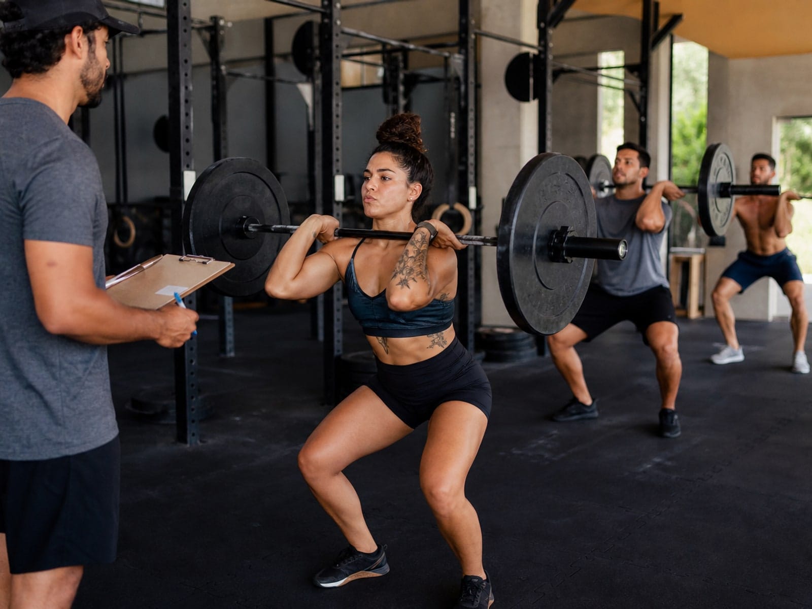 Turma de CrossFit treinando em box comunitário