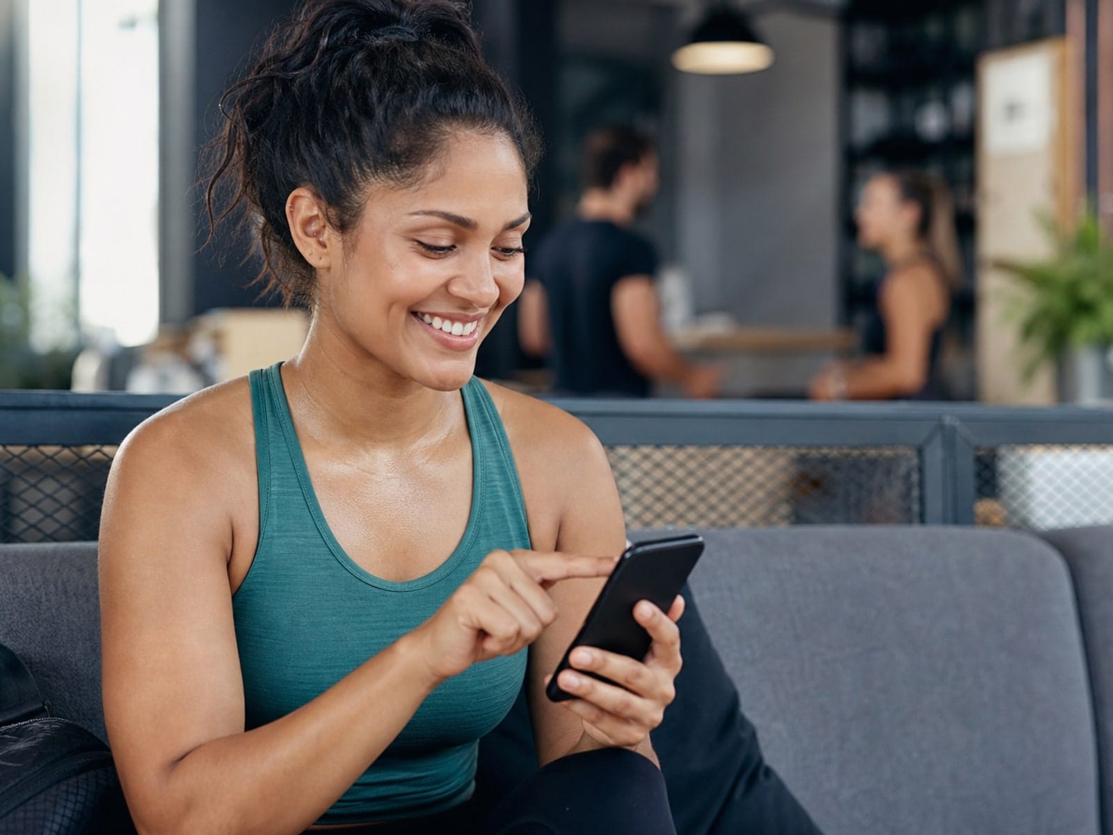 Aluno respondendo pesquisa NPS no celular com ranking no app