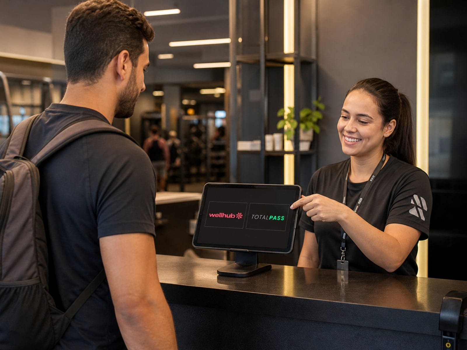 Aluno fazendo check-in Gympass ou TotalPass integrado à agenda Admin Fit